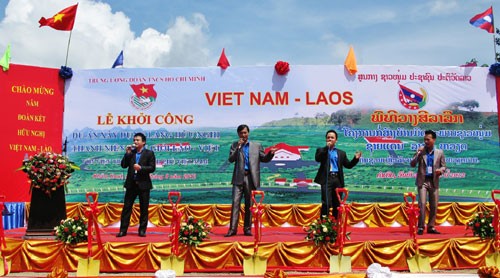 Rencontre amicale des jeunes vietnamiens et laotiens - ảnh 1